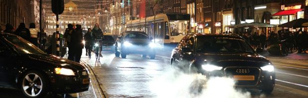 Zonder rijbewijs rechts inhalen en meisje doodrijden: 3 maanden cel. Teksten projecteren: 6 maanden de bak in
