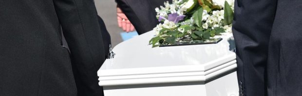 Ze proberen oversterfte onder het tapijt te vegen, maar dat lukt niet want het staat donderdag in de Tweede Kamer op de rol