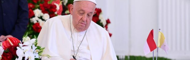 Geëxcommuniceerde aartsbisschop komt met ernstige waarschuwing over ernstig zieke paus Franciscus