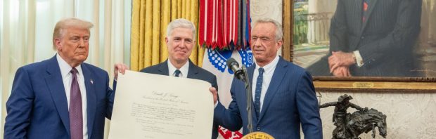 Trump-team maakt radicale ommezwaai: covidvaccin binnenkort mogelijk voor iedereen verboden