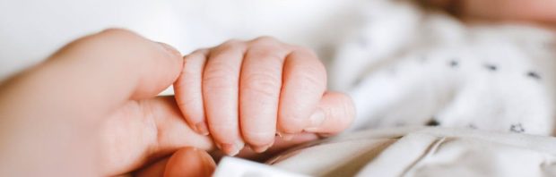 Gezondheidswerker trekt aan de bel: ‘Baby’s van 2 weken krijgen nieuw vaccin met mRNA-technologie’