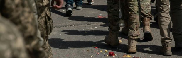 Dansende militairen maken tongen los: ‘Alleen hele enge mensen kunnen zoiets bedenken’