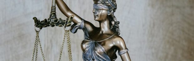FVD stelt Kamervragen over ‘schaamteloze’ nieuwe persrichtlijn Rechtspraak: ‘Dit ondermijnt de persvrijheid!’