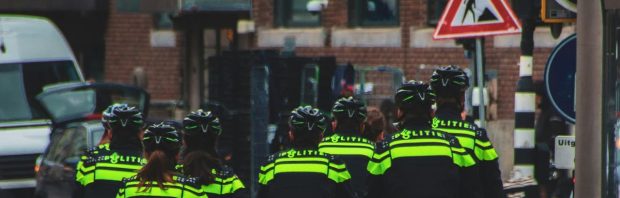 Kabinet dreigt met ontslag voor politieagenten en militairen met ‘onwenselijk’ gedachtegoed: ‘Gevaarlijk!’