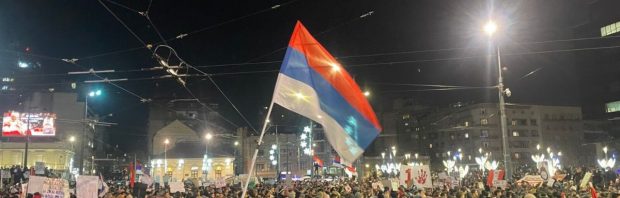 Zette de politie een GELUIDSKANON in tegen demonstranten? Wat gebeurt hier volgens jou?