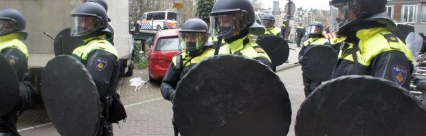 Deze verzetsstrijder werd in 2020 op het Malieveld zo hard geslagen door de ME dat zijn been moest worden geamputeerd