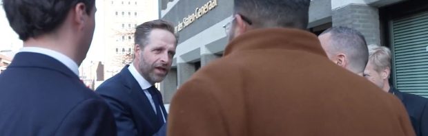 Hugo de Jonge geconfronteerd op straat: ‘Hoe is het met uw geweten?’