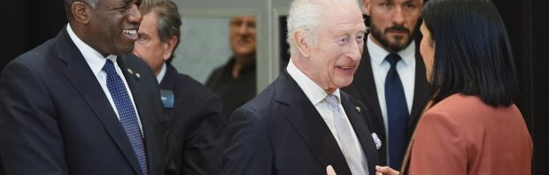 Koning Charles vliegt met Bentley en al naar Rome om mensen te waarschuwen voor de gevaren van ‘klimaatverandering’