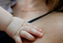 Politie ingeschakeld nadat vrouw op consultatiebureau vraagt om bijsluiter van vaccinaties 3 baby
