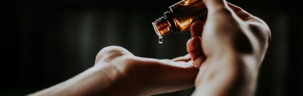 Ze weten sinds 1964 dat dit middel helpt tegen ‘ongeneesbare’ aandoeningen. In plaats van het te omarmen verboden ze het