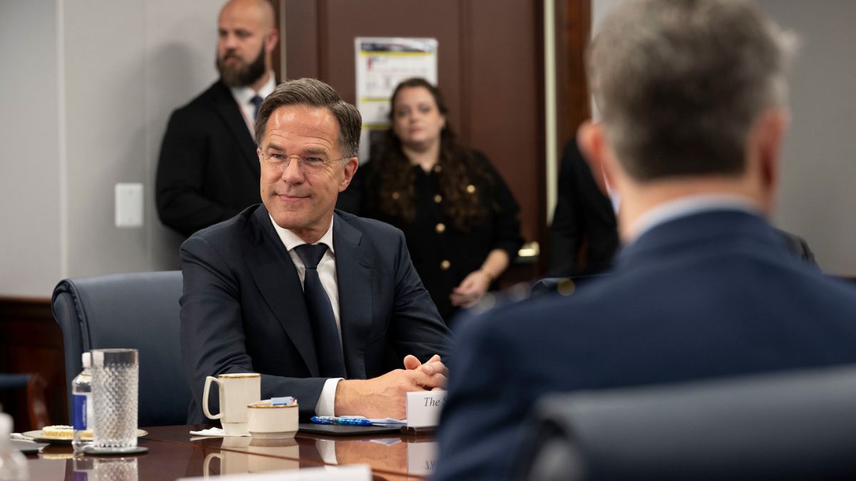 Lees hoe je gemanipuleerd wordt door de NAVO: 'Dit gaat ver, heel ver' 15 ho
