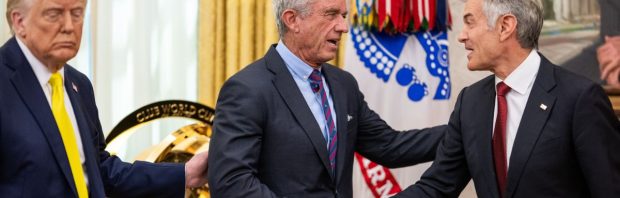 Kijk: Kennedy waarschuwt voor de ‘extreme gevaren’ van telefoonstraling