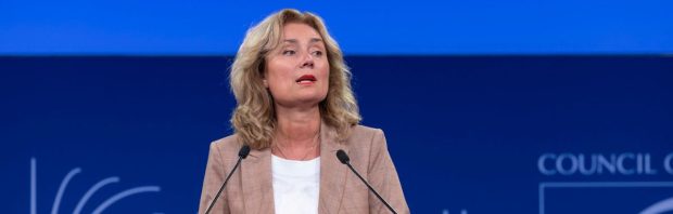Oud-Kamervoorzitter Bergkamp (D66) betrokken bij duistere zaakjes: ‘Niet alleen hypocriet, maar ook gevaarlijk, deze vrouw’