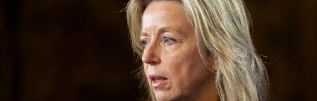 ‘Corrupte Kajsa wil dat Nederland nog meer geld uitgeeft aan wapens zodat zij en haar maffia-baasje lekker kunnen cashen’
