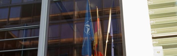 Factchecker erkent dat eerste Duitsers bij de NAVO nazi’s waren, maar komt dan met een wel heel bijzondere verklaring