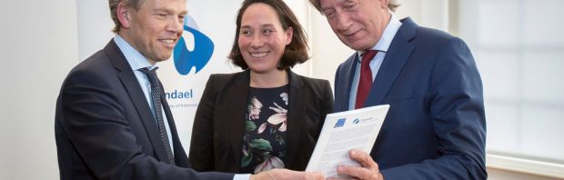 Kijk hoe ‘zelfingenomen’ hoogleraar Rob de Wijk publiekelijk terechtgewezen wordt: ‘Werd tijd ook’