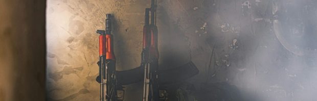 Magazijn van Kalasjnikov in huis in Alphen pompen is geen poging tot moord: ‘De rechtspraak is ziek’