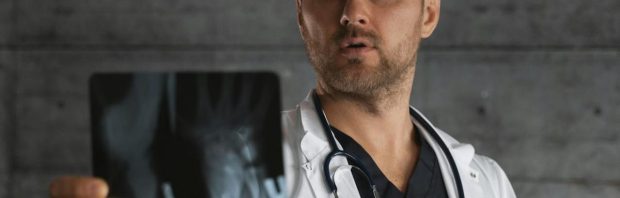 Osteoporose is gebaseerd op een leugen waar Big Pharma miljarden aan verdient (en de medicijnen maken je botten juist brozer)