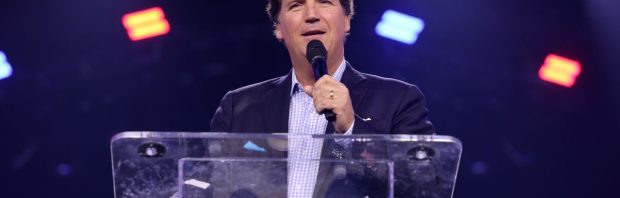 Tucker Carlson geschokt dat Moderna-prik voor kinderen is goedgekeurd: ‘Deze mensen horen in de gevangenis’