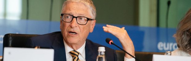 Kijk: Moeder van 2 wijkt van het script af en beschuldigt Bill Gates op tv van misdaden tegen de menselijkheid