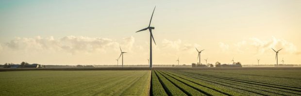 Spectaculaire beelden: Boeren trekken windmolen omver met tractoren