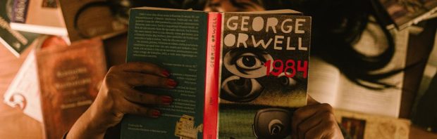 Samenwerkingsverband gemeenten, politie en OM komt met handleiding omgaan met complotdenken: ‘Het is dus nog veel erger!’