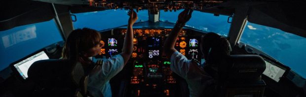 Crisis in de luchtvaart: Steeds meer gevaccineerde piloten leggen het loodje of raken buiten bewustzijn
