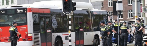 Extinction Rebellion blokkeert voor 44e keer A12, politie kijkt toe (en zet actievoerders op vrije voeten)