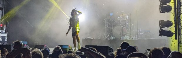 Jan Roos werd uit zijn huis getrokken, Hans Teeuwen kreeg een politie-inval, maar voor Bob Vylan gelden andere regels