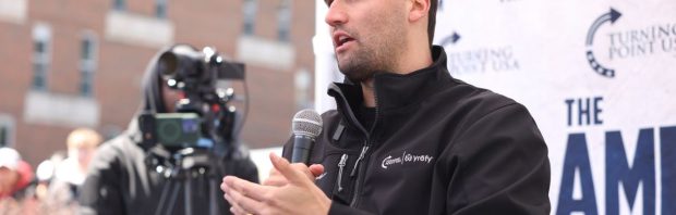 Verdachte moord op Charlie Kirk had mogelijk vrouwelijke handlanger: ‘Wie is deze vrouw en waarom wordt dit geheim gehouden?’