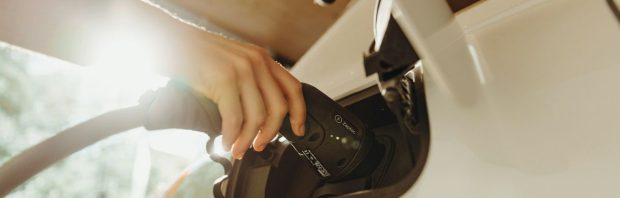 ‘Als de CO2 in Europa daalt zal dat zijn omdat we failliet gaan. Niet omdat we elektrisch rijden’