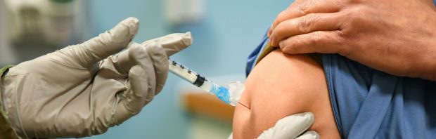 Onderzoeksjournalist: het halen van een COVID-19-booster ‘is nu voorbehouden aan geestelijk gestoorden’