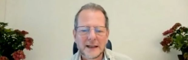 9 professoren, artsen en wetenschappers roepen tijdens persconferentie op te stoppen met mRNA-COVID-vaccins