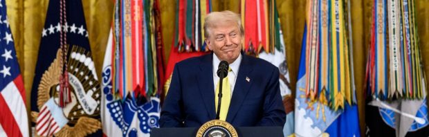 Trump eist dat makers covidvaccins data die ze achterhouden openbaar maken: ‘Ik wil NU antwoord’