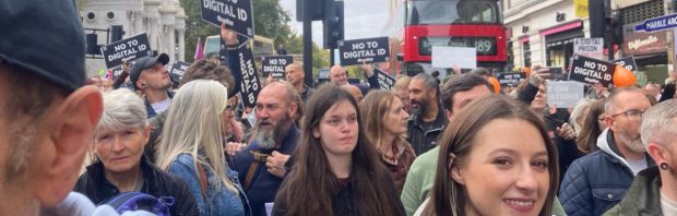 Groot protest in Londen tegen verplichte digital ID: ‘HET IS EEN VAL’