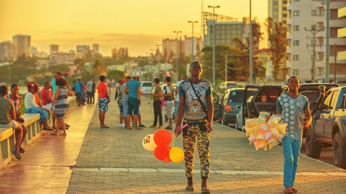 ‘Schandaal’: Regering geeft 2 dagen voordat ze de burger extra belast 2 miljoen euro aan Mozambique voor seksuele opvoeding