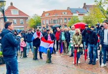 Honderden mensen bij azc-protest dat D66 wilde verbieden: 'Ondermijning van het demonstratierecht' 7 der
