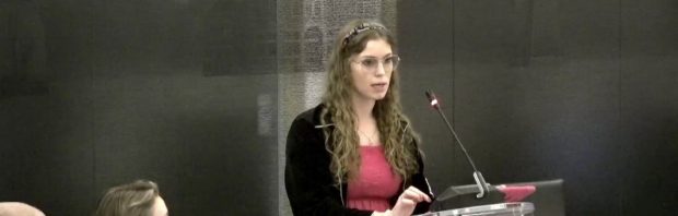 Kijk en huiver: Keet Meines (23) geeft speech van de week, 5 minuut 13 die hard aankomen