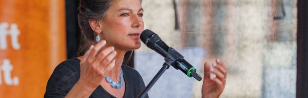 Kijk: Sahra Wagenknecht ontmantelt met droge logica de NAVO-propaganda, met rode hoofden en geschreeuw tot gevolg