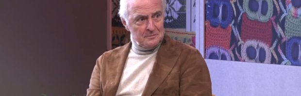 Acteur Huub Stapel neemt geen injecties meer: ‘Ik verwacht dat dit één van de grootste schandalen van de eeuw wordt’