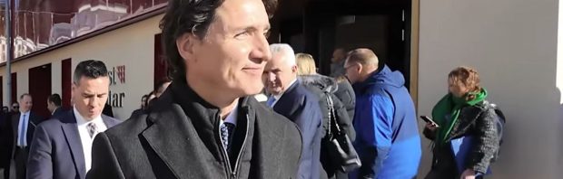 Oud-premier Trudeau glimlacht nadat journalist hem voorhoudt dat moeder van zijn cameraman is overleden door Covid-vaccin