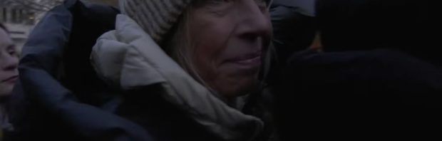 Filmpje: Ollongren zit niet te wachten op moeilijke vragen in Davos en maakt zich uit de voeten