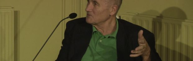 Arts legt uit hoe de farmaceutische industrie net als de maffia (ook in Nederland) invloedrijke mensen omkoopt