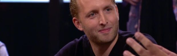 Peter Pannekoek maakt anti-azc-demonstranten tijdens oudejaarsconference (‘met lachband’) uit voor ‘fascisten’