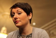 Verslaggever publieke omroep heeft niet door dat microfoon nog aanstaat: 'Het is toch allemaal verzonnen' 5 ni