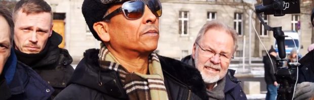 Zanger spreekt bij Epstein-demonstratie in Berlijn: ‘Dit moet consequenties hebben voor de kinderverslinders’