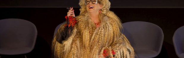 Kijk: Karin Bloemen kruipt in huid van Kristina Bilderberg en legt het gepeupel uit hoe ze worden belazerd