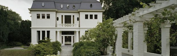 Linkse elite zet PVV-stemmers weg als “racist”, maar als er een azc bij hun villawijk komt stappen ze meteen naar de rechter