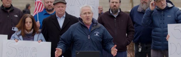 Kritische COVID-arts opnieuw voor de rechter na vernietigde veroordeling, tot 50 jaar cel dreigt