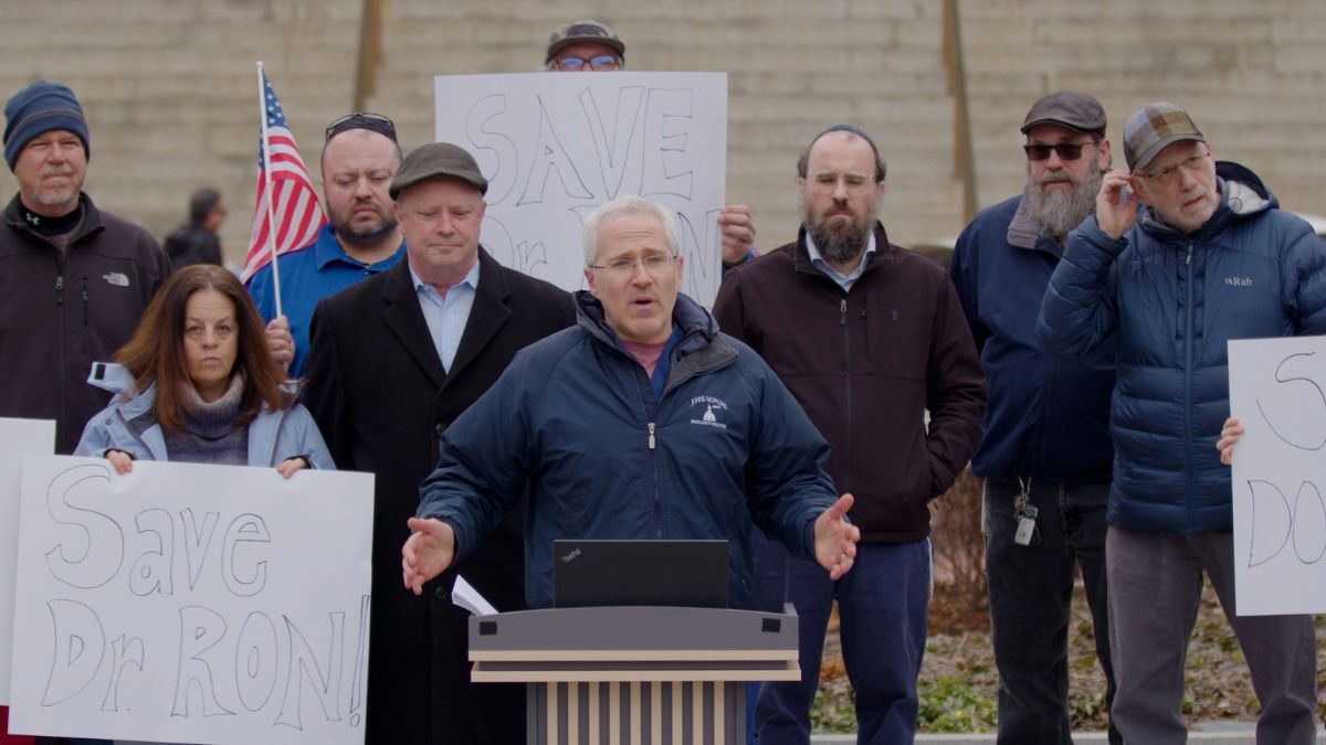 Kritische COVID-arts opnieuw voor de rechter na vernietigde veroordeling, tot 50 jaar cel dreigt